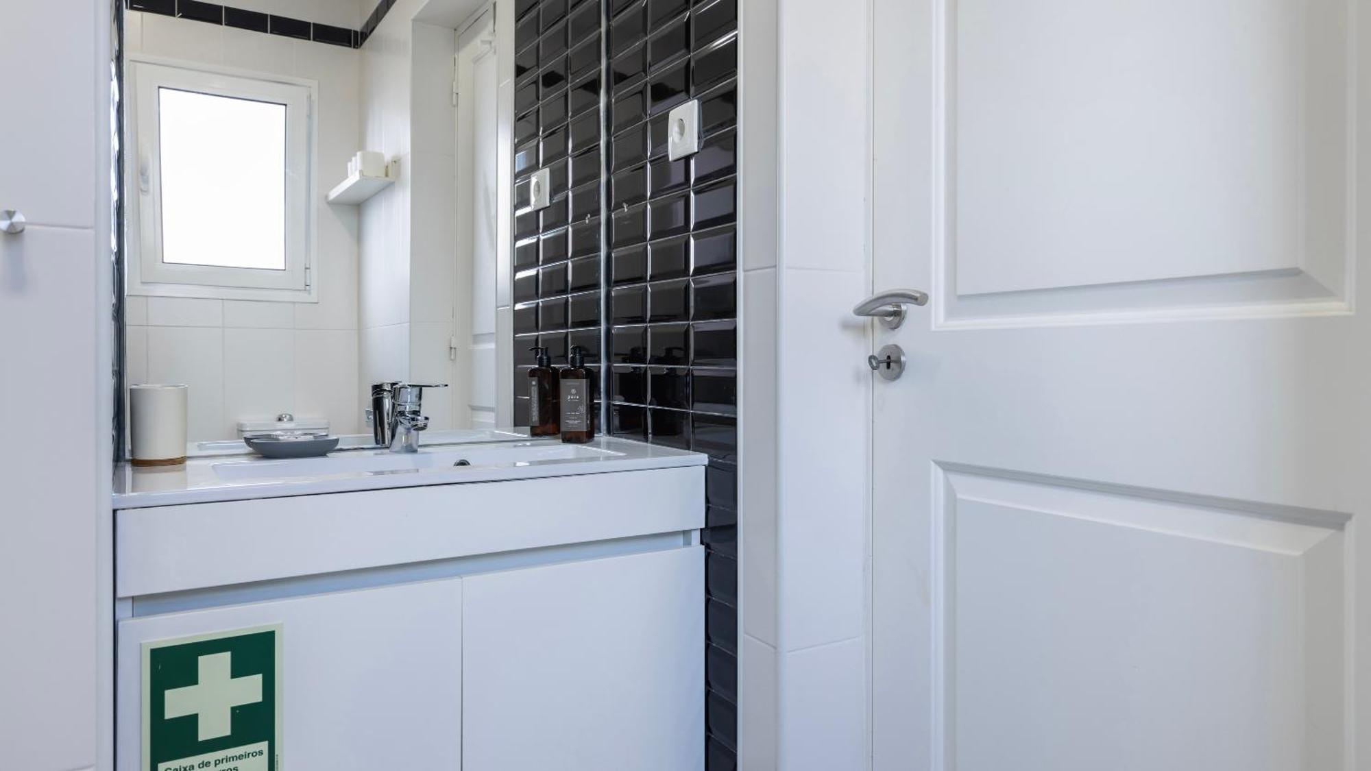 Comfort & Bright Apartment By Lovelystay Lisbona Esterno foto